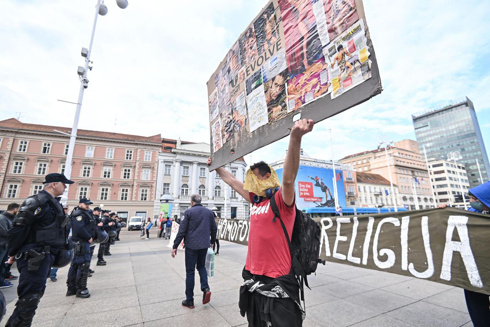 04.05.2024., Zagreb - Prosvjed koji se paralelno odrzao s molitvom muskaraca na Trgu bana Jelacica u Zagrebu. Photo: Neva Zganec/PIXSELL