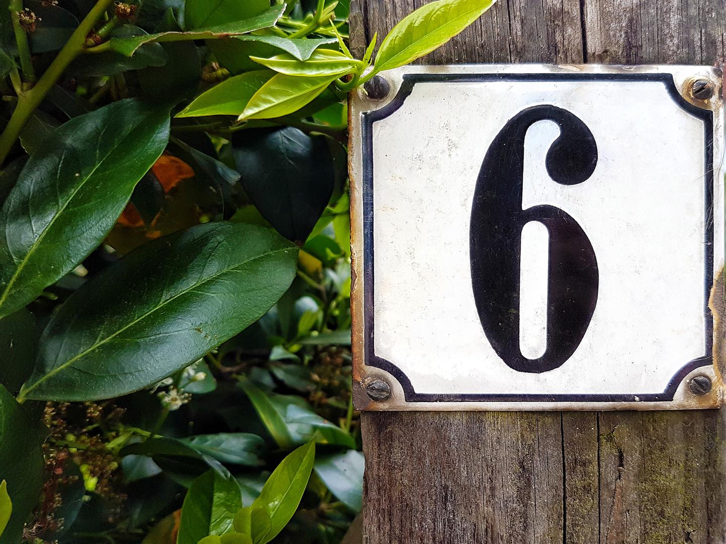 Kućni broj 6 – Toplina doma: Šestica grije već na pragu. Ovo je prostor koji miriše na uspomene. Stare fotografije, udobni kutovi, detalji koji pričaju priče. Sve je ovdje na svom mjestu, jer prostor živi srcem.