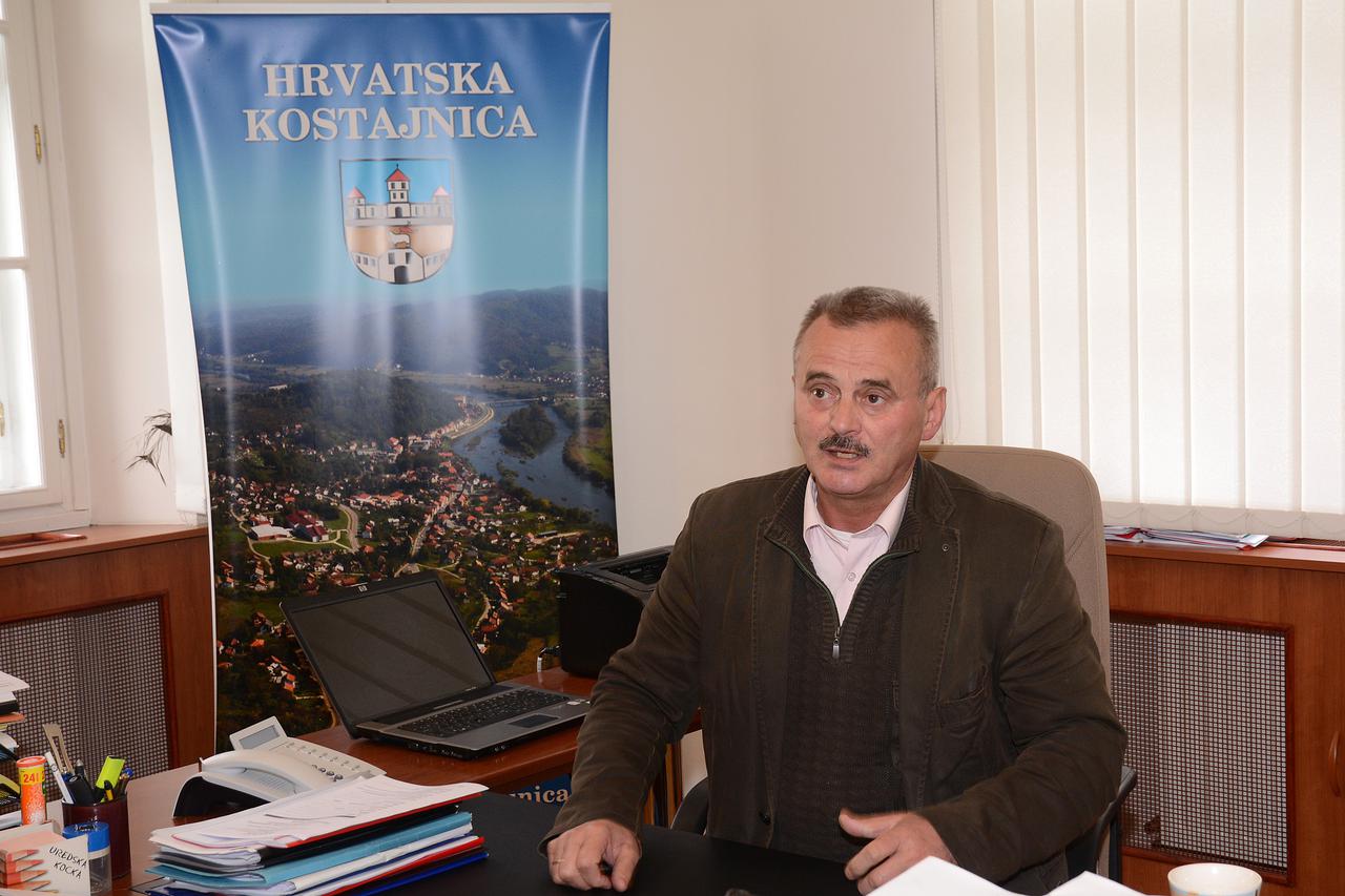 10.03.2016., Hrvatska Kostajnica - Zbog puknuca cjevovoda uzrokovanog klizistem izazvanim nestrucnim zemljanim radovima stanovnici Hrvatske Kostajnice od subote su bez pitke vode.  Gradonacelnik Tomislav Paunovic
