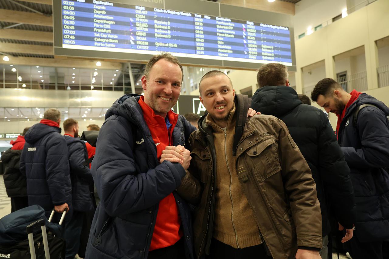 Billund: Rukometaši Hrvatske družili se s navijačima u zračnoj luci prije odlaska u Hrvatsku