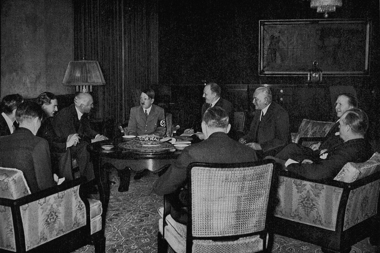 r Adolf Hitler s britanskim ministrom vanjskih poslova Johnom Simonom i čuvarom državnog pečata Anthonyjem Edenom