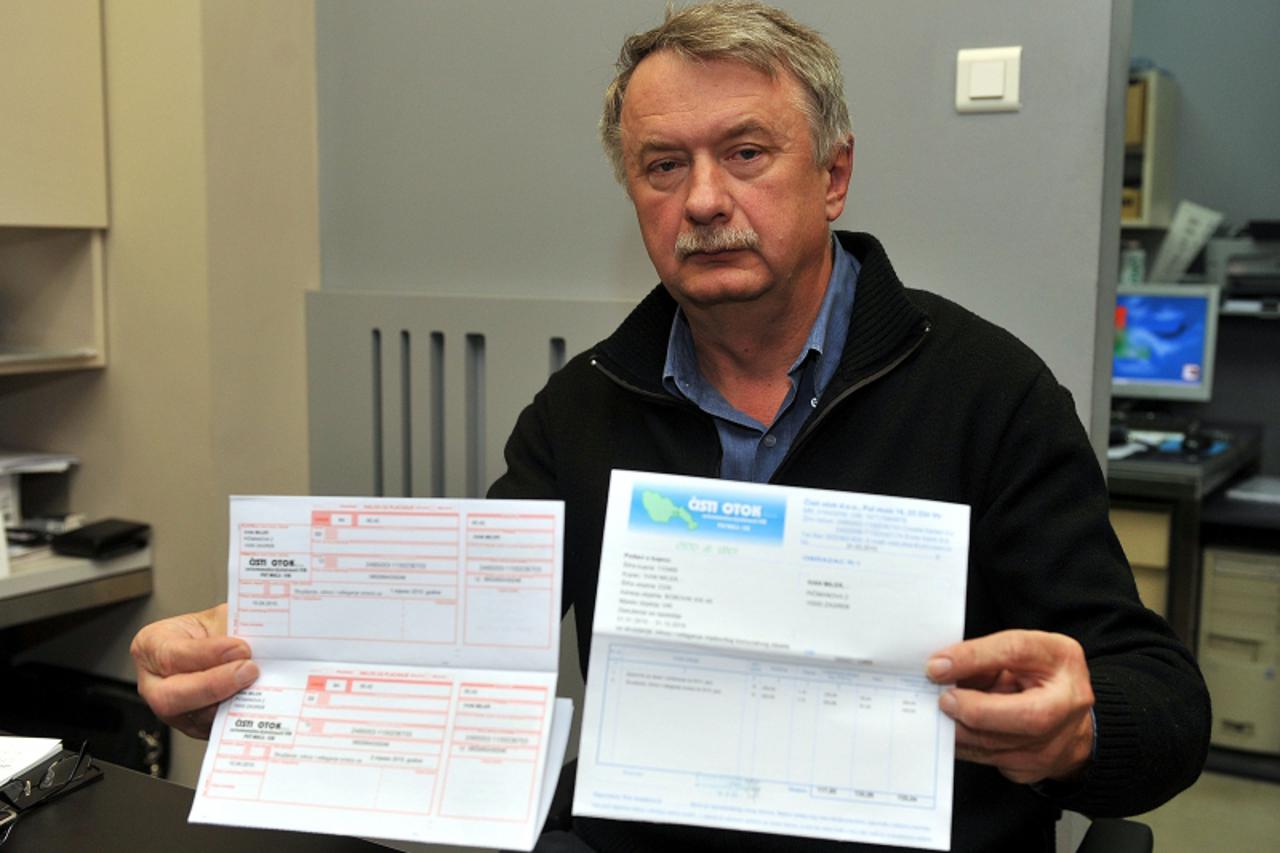 '21.05.2010., Zagreb - Ivan Miler vlasnik vikendice na Viru buni se na racune za odvoz smeca koji su duplo veci nego prosle godine.  Photo: Goran Stanzl/PIXSELL'