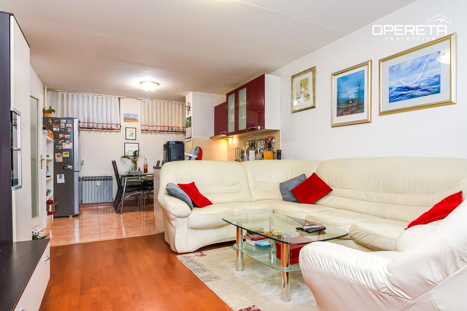 U Gajnicama, u Argentinskoj ulici, prodaje se četverosoban stan površine 92,57 m², smješten u kvalitetnoj betonskoj zgradi s dva lifta i novom termofasadom.

