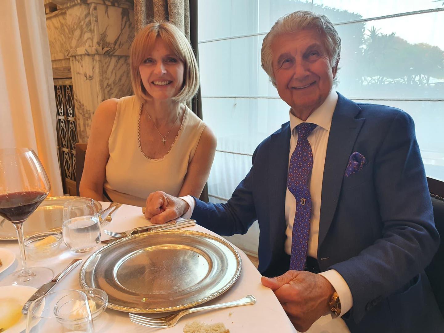 – Izbor Miss Universe Hrvatske održava se 30 godina u kontinuitetu. Nismo imali pauzu čak ni tijekom koronakrize, a ovih 30 godina proletjelo je kao 30 dana! – rekla nam je direktorica izbora Marija Kraljević. Direkcija Miss Universe Hrvatske svake godine nastoji natjecateljicama boravak na pripremama učiniti lijepim i nezaboravnim. Tako su i ove godine djevojke u Zagrebu boravile u luksuznom hotelu Esplanade, a vrijeme su ispunile snimanjem promotivnih razglednica te odabirom garderobe koju će nositi na izboru.