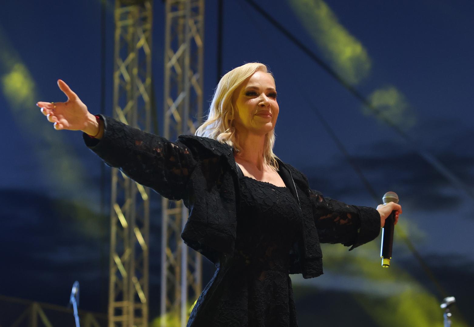 Jelena Rozga sinoć je na šibenskoj Tvrđavi sv. Mihovila još jednom potvrdila zašto već tri desetljeća drži status jedne od najvoljenijih regionalnih pop zvijezda. U impresivnom ambijentu pod otvorenim ljetnim nebom, pred ispunjenim gledalištem, publika je uživala u večeri ispunjenoj emocijom, elegancijom i bezvremenskim hitovima.