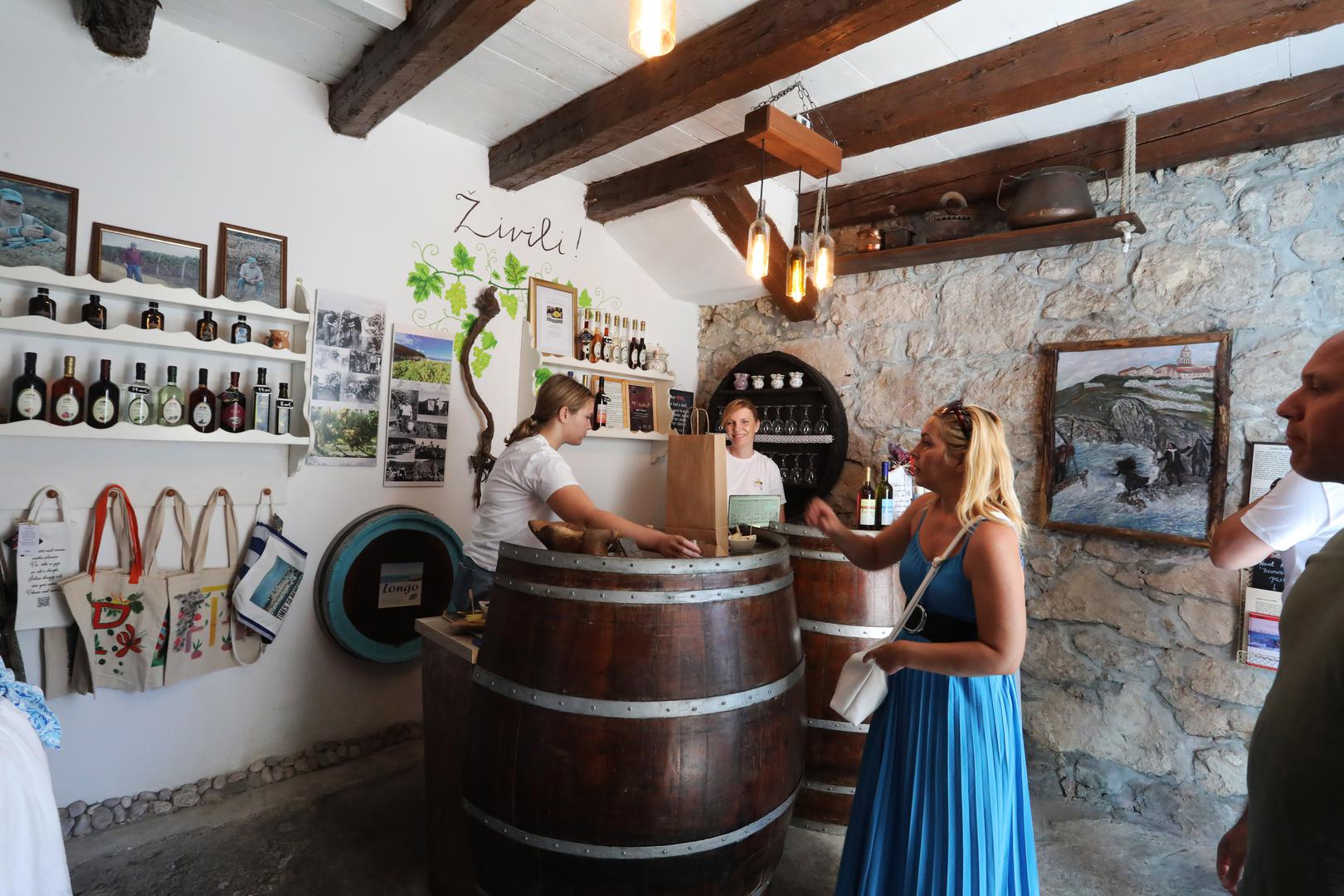 U istoj kući 150 godina poslije turisti uživaju u kušanju njihovih vina i likera