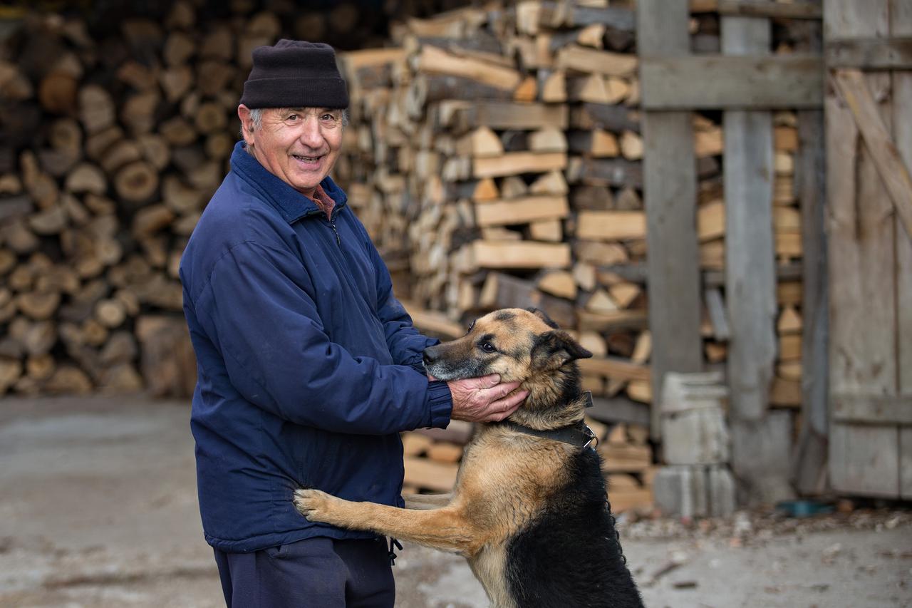 16.12.2015., Novo Selo Zumberacko - Zbog smrti vlasnice, pas Garo ostao je sam te sada o njemu brinu suseljani koji mu nastoje pronaci novi dom. Jedan od mjestana koji se brine za Garu je Janko Juratovac.  Photo: Davor Puklavec/PIXSELL
