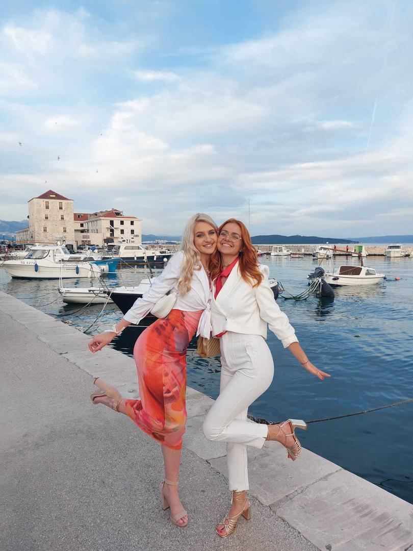 Ani su 24 godine, studira socijalnu pedagogiju na Edukacijsko-rehabilitacijskom fakultetu u Zagrebu. Od diplome je dijeli još samo diplomski rad. Luca je tri godine mlađa od sestre. I ona je na studiju u Zagrebu, studira pedagogiju na Filozofskom fakultetu