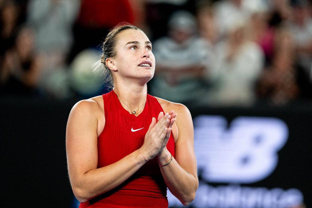 Aryna Sabalenka remporte la finale de l'Open d'Australie face à Zheng Qinwen (6-3, 6-2) à Melbourne