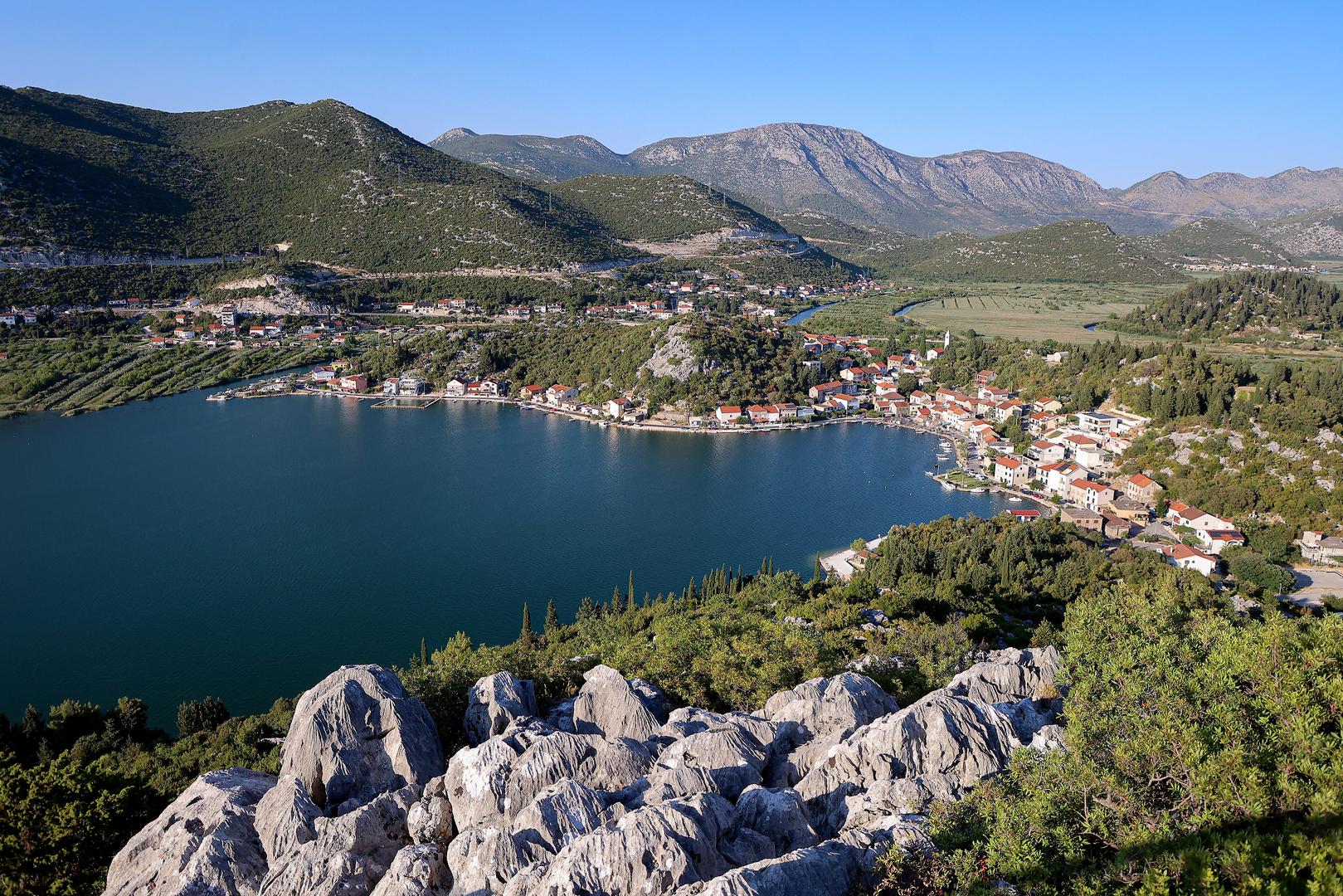 Realizacija ovog pionirskog pothvata zahtijevala je vrhunsku stručnost i suradnju. Nakon što je Državni hidrometeorološki zavod izradio preciznu ružu vjetrova, Škorićevi nacrti stigli su do jednog od najboljih svjetskih graditelja orgulja, Antuna Škrabla iz Slovenije, koji je s oduševljenjem razradio tonalitete za svaku sviralu. 