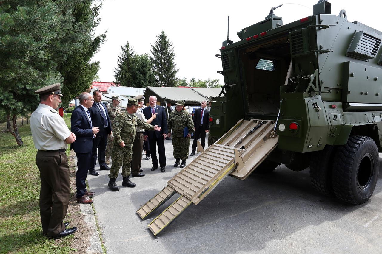 U vojarni "Kamensko" održana je predaja donacije Vlade SAD-a Hrvatskoj kopnenoj vojsci