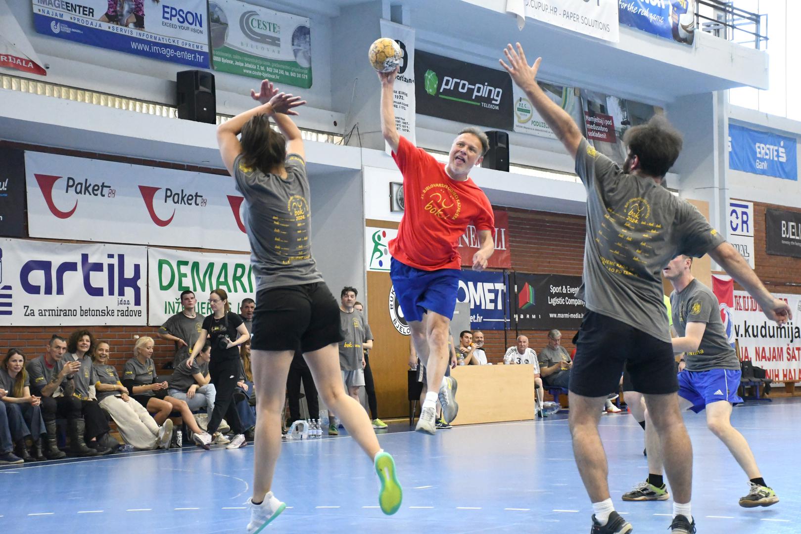 U sklopu Bjelovarskih odjeka kazališta u nedjelju je odigran tradicionalni BOK rukometni turnir na kojemu su snage odmjerili veterani i veteranke Rukometnog kluba Bjelovar, glumci i političari za koje je nastupio Gordan Jandroković, predsjednik Hrvatskog sabora.