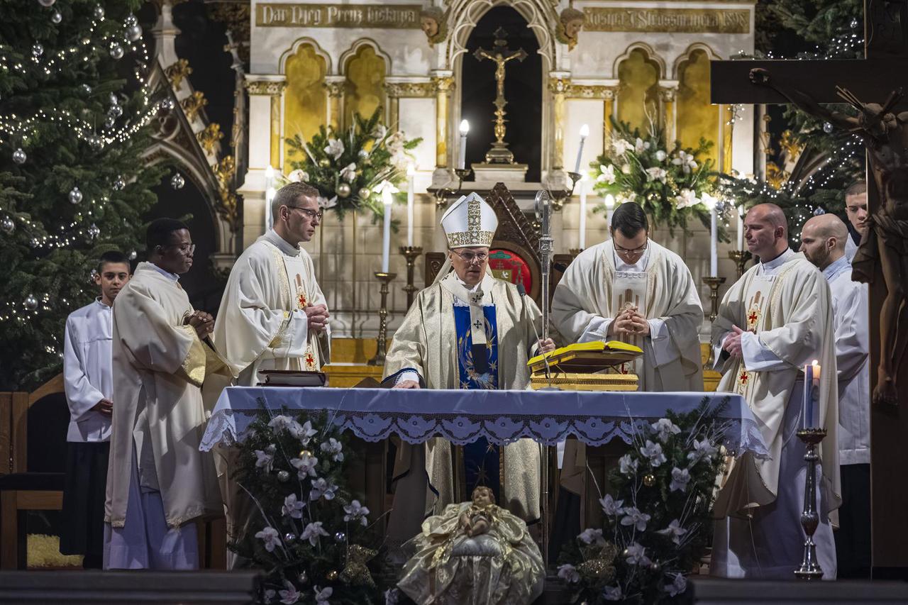 Osijek: Nadbiskup metropolit Đuro Hranić predvodio je u osječkoj konkatedrali sv. Petra i Pavla svečano misno slavlje.