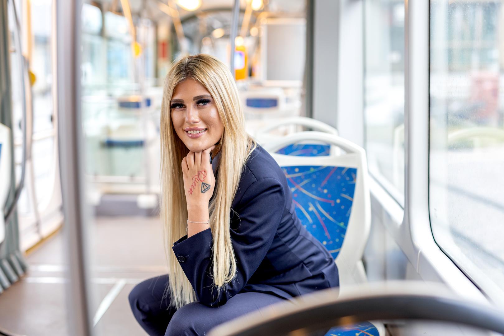 Ipak, najviše voli voziti liniju broj 1, na kojoj upravlja tramvajem tipa "Katica". Riječ je o vozilu koje se kontrolira nožnim komandama, što joj posebno odgovara.