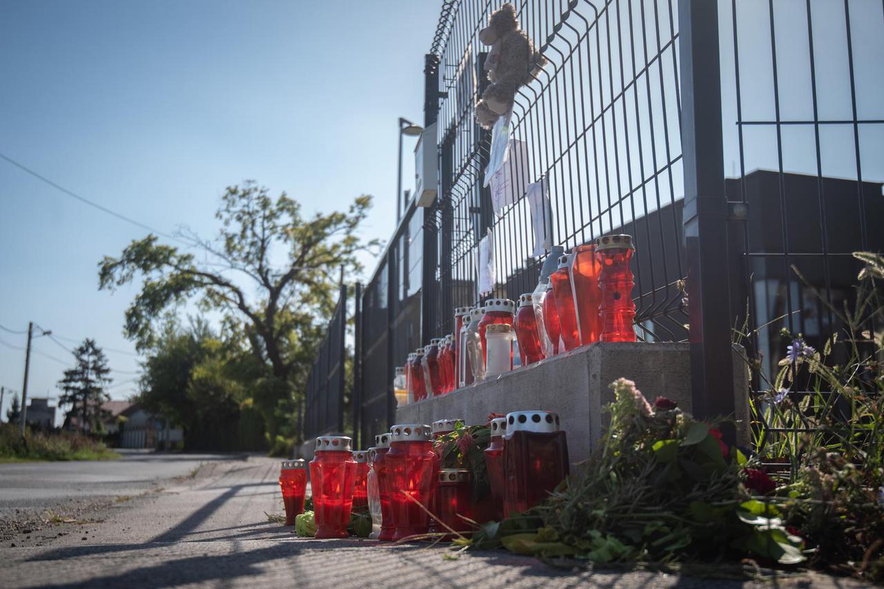 Zagreb: Građani ostavljaju lampione na mjestu gdje je u petak kamion pregazio djevojčicu na Žitnjaku