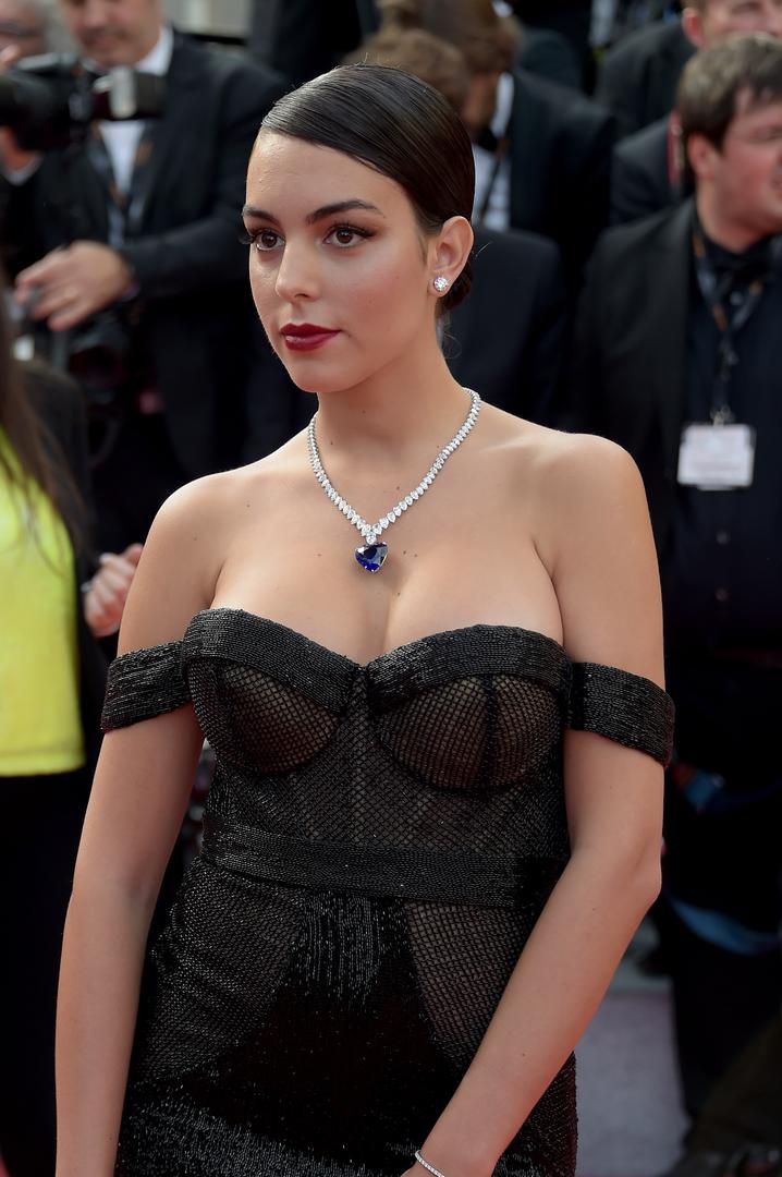 Ispred fotoaparata pozirala je u crnoj dekoltiranoj haljini, no njezino mišljenje o dugo iščekivanom filmu zasad još nismo doznali.