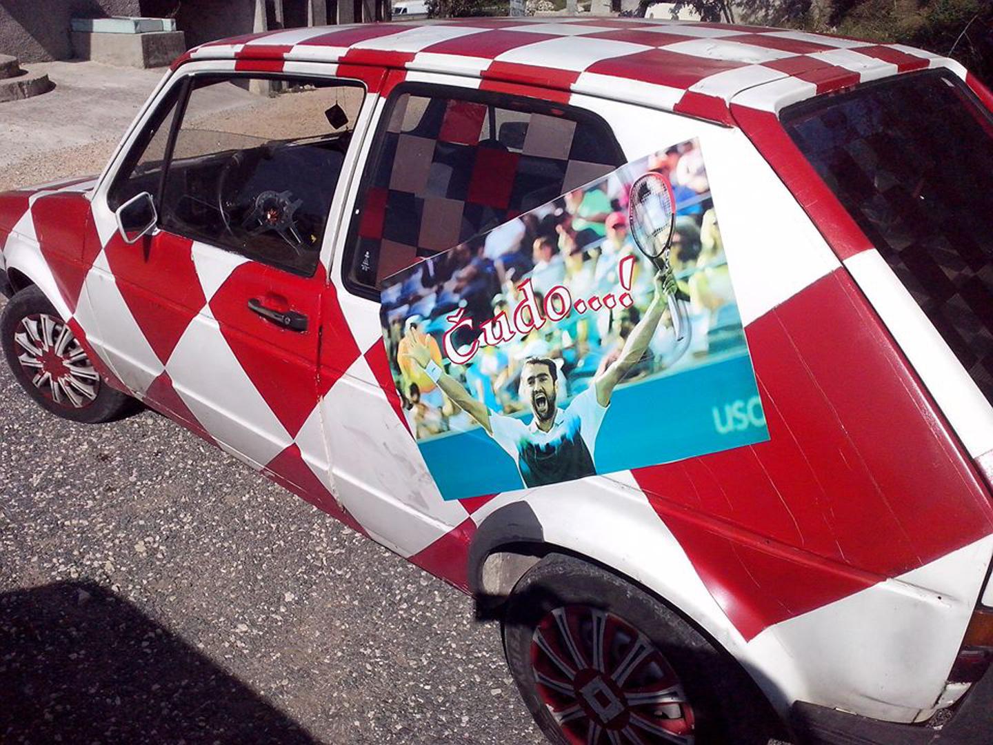 Ne propušta važnije događaje, bilo da se događaju u njegovu Splitu, kada je trebalo dočekati Ivaniševića nakon osvajanja Wimbledona, ili je riječ o pohodu vatrenih u Rusiji.

U početku je to bio običan bijeli golf, ali ga je u trenutku euforije zbog Goranova trijumfa ukrasio tako da je po njemu crnim sprejem Goranu ispisao poruke.

Ubrzo je svoj automobil ukrasio prepoznatljivim crveno-bijelim kockicama. Kako bi se mijenjale generacije igrača nacionalne selekcije, tako je na kockastu pozadinu golfa lijepio njihova lica. 

Zadnjih 11 godina Hrvatsku je s tako ukrašenim automobilom pratio posvuda.

Njegov ukrašeni golf velika je atrakcija turistima u Splitu koji se neprestano fotografiraju pokraj  automobila uređenoga u slavu reprezentacije koja je oduševljavala na SP-u, na kojem su osvojili srebrnu medalju.

Zoranu je automobil više od prijevoznog sredstva i teško se može odvojiti od njega. 

No kada je pročitao dirljivi apel roditelja male Mile Rončević kojoj, da bi imala šansu za život, treba liječenje u SAD-u teško tri milijuna dolara, odmah ga je ponudio – HNS-u.

"Poštovani, bit ću slobodan ponuditi vam da uplatite 11 tisuća kuna za liječenje djevojčice Mile, a zauzvrat vam darujem svoj navijački auto koji već 11 godina vozim u kockastom izdanju. Mislim da je iznos fer i korektan za uloženi trud, podršku i vjernost reprezentaciji za ovih 11 godina",  napisao je u ponudi HNS-u.