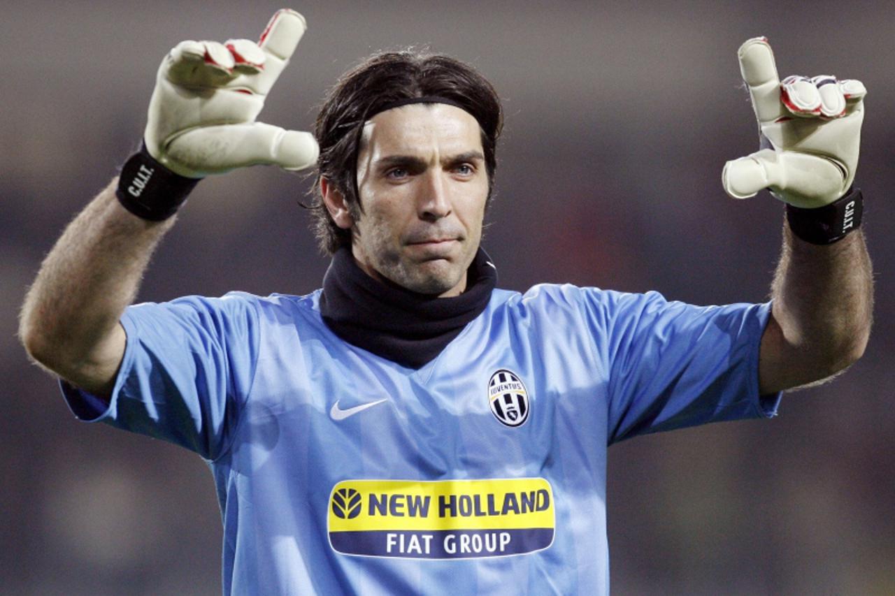 'Juventus\' goalkeeper Gianluigi Buffon gestures during their Italian Serie A soccer match against AS Roma at the Olympic stadium in Turin, northern Italy, February 16, 2008. REUTERS/Giampiero Sposito