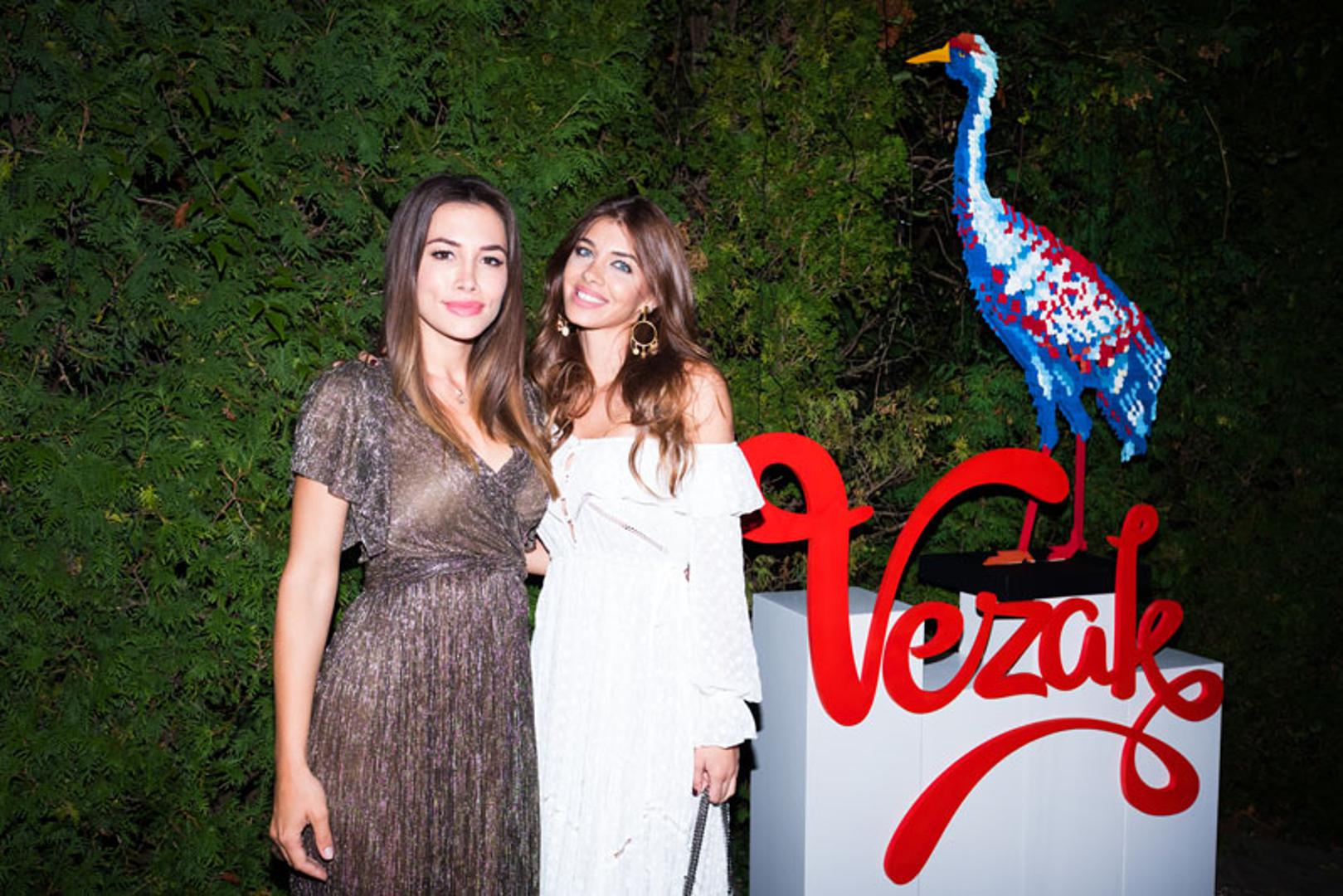 Predstavljanje vina okupilo je sinoć brojna poznata lica u jednom zagrebačkom restoranu. Jelena Glišić i Iva Šarić Leko, koje ćemo uskoro gledati u novoj HRT-ovoj emisiji Klub 7 došle su kušati vino i kao i uvijek bile su modno nepogrešive.