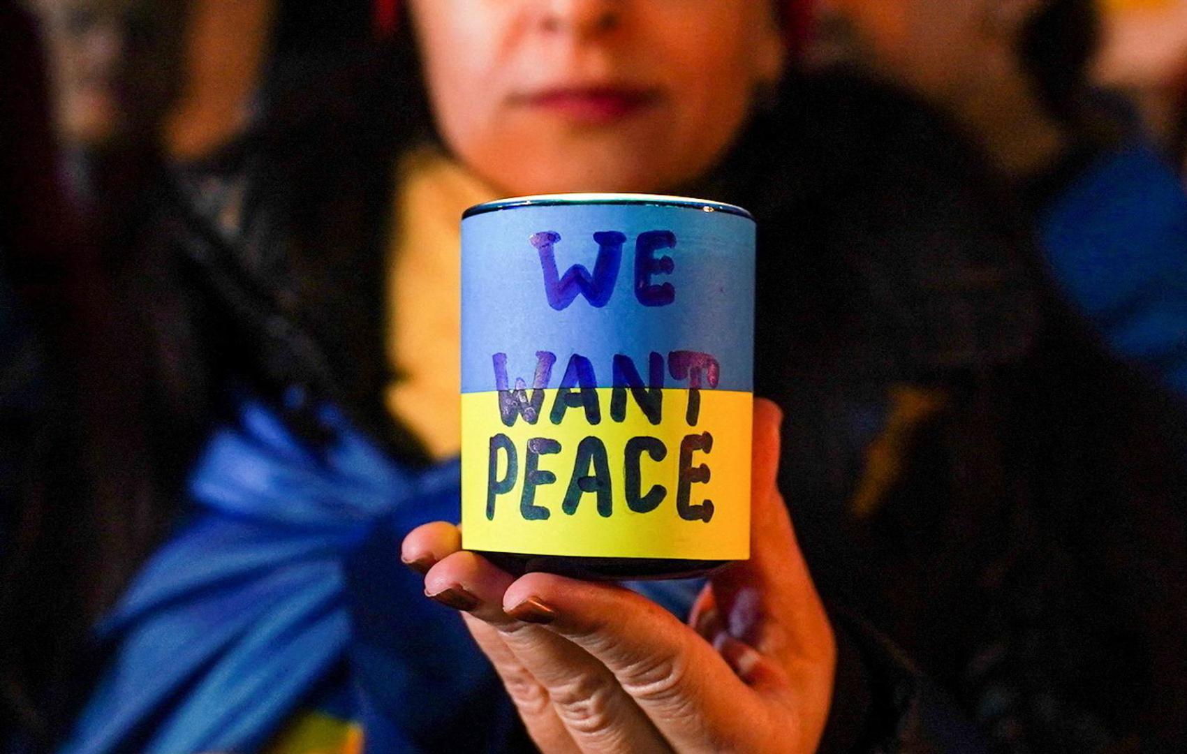 People hold a silent candlelight vigil to show support for Ukraine on the eve of the war's anniversary, in New York City, New York, U.S., February 23, 2023.  REUTERS/David 'Dee' Delgado     TPX IMAGES OF THE DAY Photo: David Dee Delgado/REUTERS
