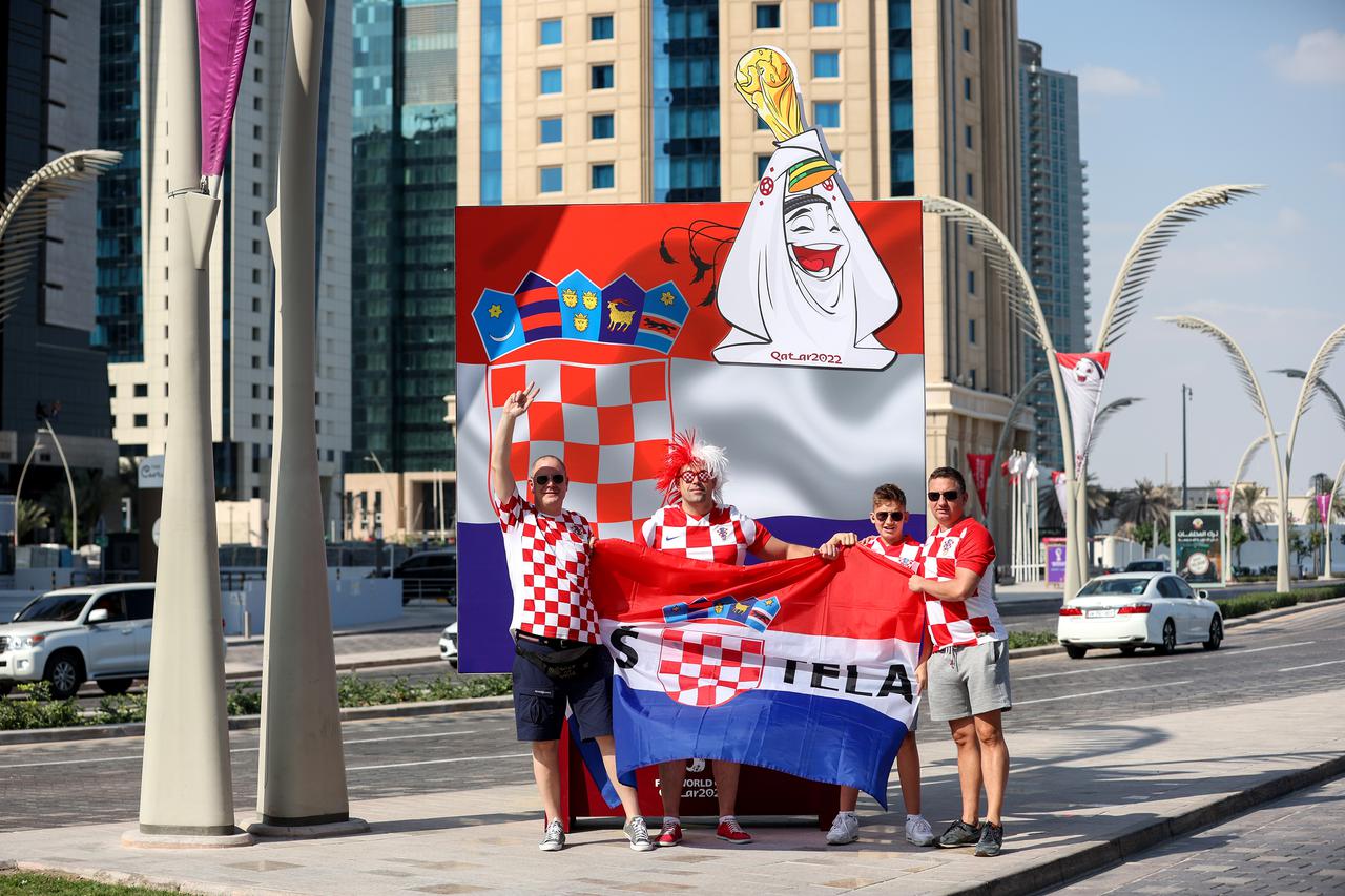 KATAR 2022 - Hrvatski navijači u Dohi podižu atmosferu za utakmicu protiv Argentine