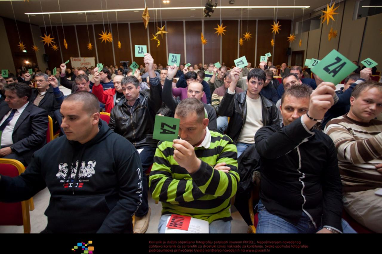 \'30.11.2010., Hotel Libertas Rixos, Dubrovnik - Delegati 44 nogometna kluba iz Dubrovacko-neretvanske zupanije na Izvanrednoj skupstini Zupanijskog nogometnog saveza su, uz potporu brojnih simpatizer