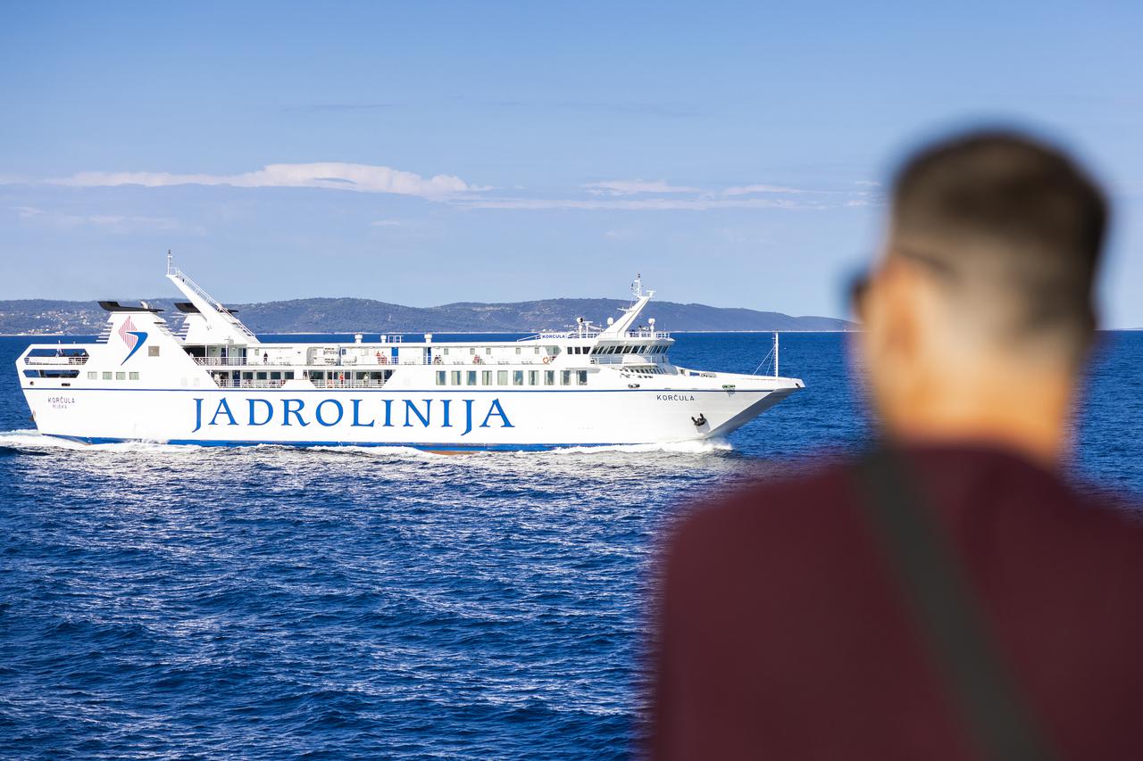 Turisti na trajektu za Hvar