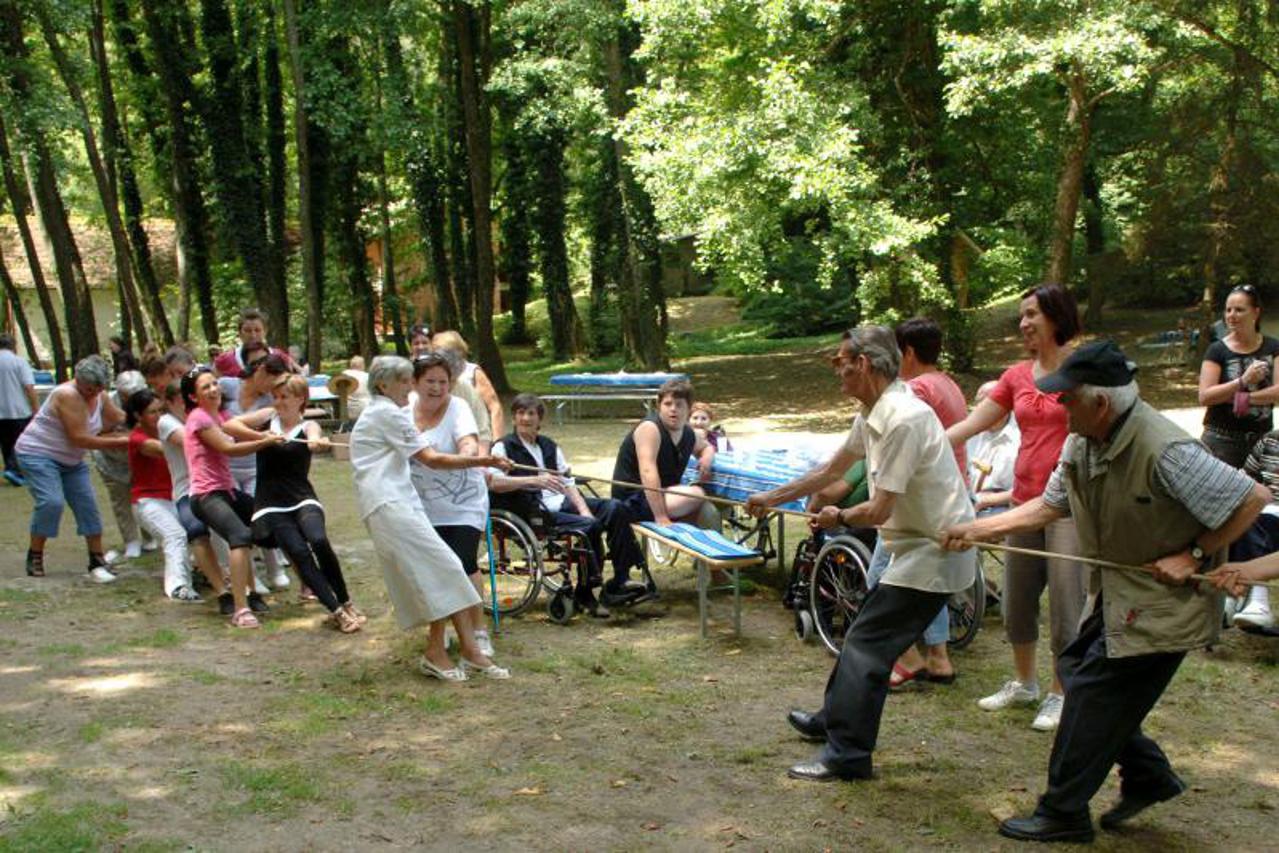 Osobe s problemom u razvoju s umirovljenicima (1)