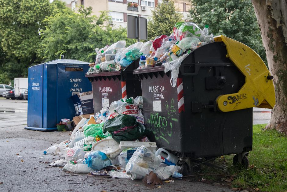 Zagreb: Kontejner za plastičnu ambalažu u naselju Prečko zatrpan otpadom