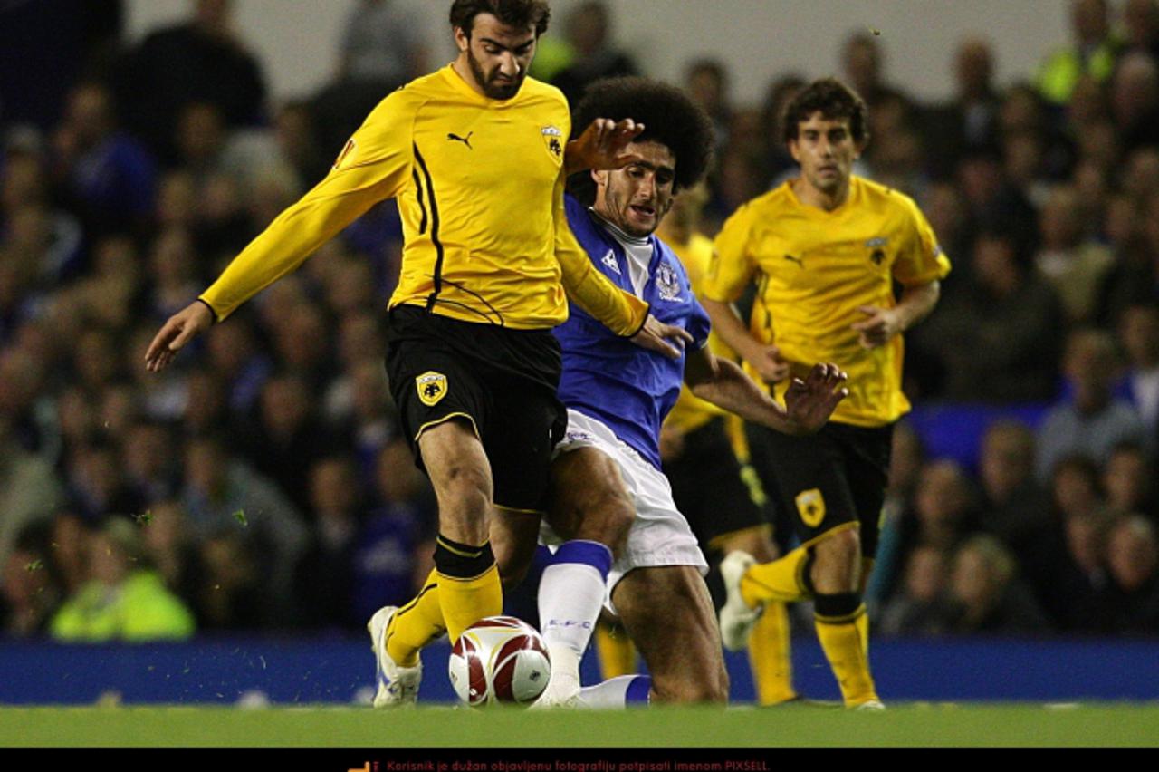 'AEK Athens\' Grigoris Makos (left) and Everton\'s Marouane Fellaini (centre) battle for the ball Photo: Press Association/Pixsell'
