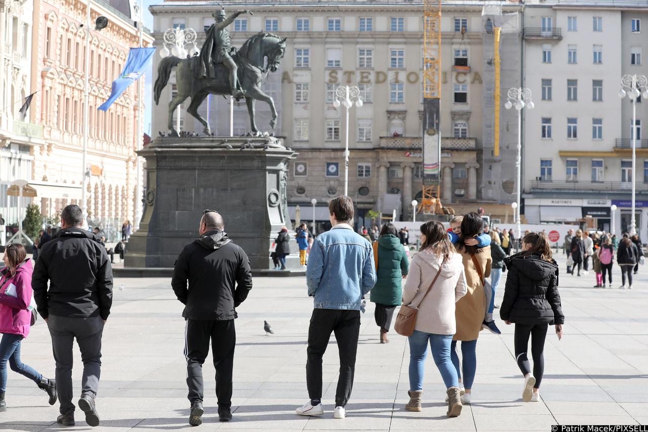 Zagreb: Građani u šetnji glavnim Trgom tijekom sunčanog prijepodneva