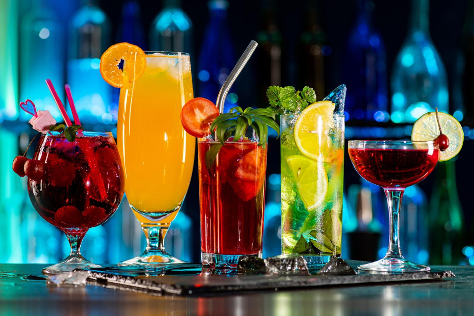 Umjesto alkohola odaberite bezalkoholni koktel: Alkohol može narušiti san, a kod osoba u menopauzi dodatno potaknuti valunge i noćno znojenje. S godinama se alkohol i sporije razgrađuje, pa i manja količina može imati jači učinak nego prije. Povremena čaša omiljenog pića nije zabranjena, ali češći izbor bezalkoholnog koktela može pomoći da noć prođe mirnije.