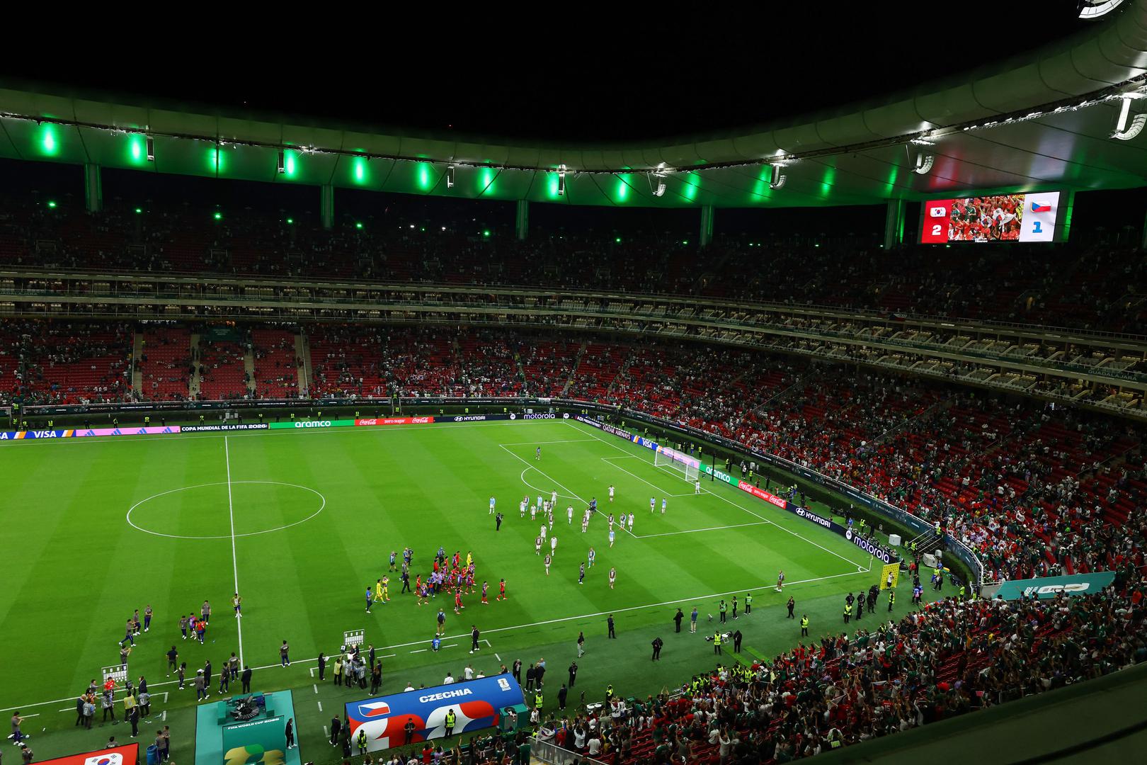 Dok se više od 80.000 ljudi naguralo na stadion Azteca kako bi gledalo otvaranje između suorganizatora Meksika i Južne Afrike, izgled praznih stolica na stadionu s 46.000 mjesta u Guadalajari, gradu s duboko ukorijenjenom nogometnom kulturom, pojačao je kritike FIFA-ine komercijalne strategije za prvo Svjetsko prvenstvo s 48 reprezentacija.