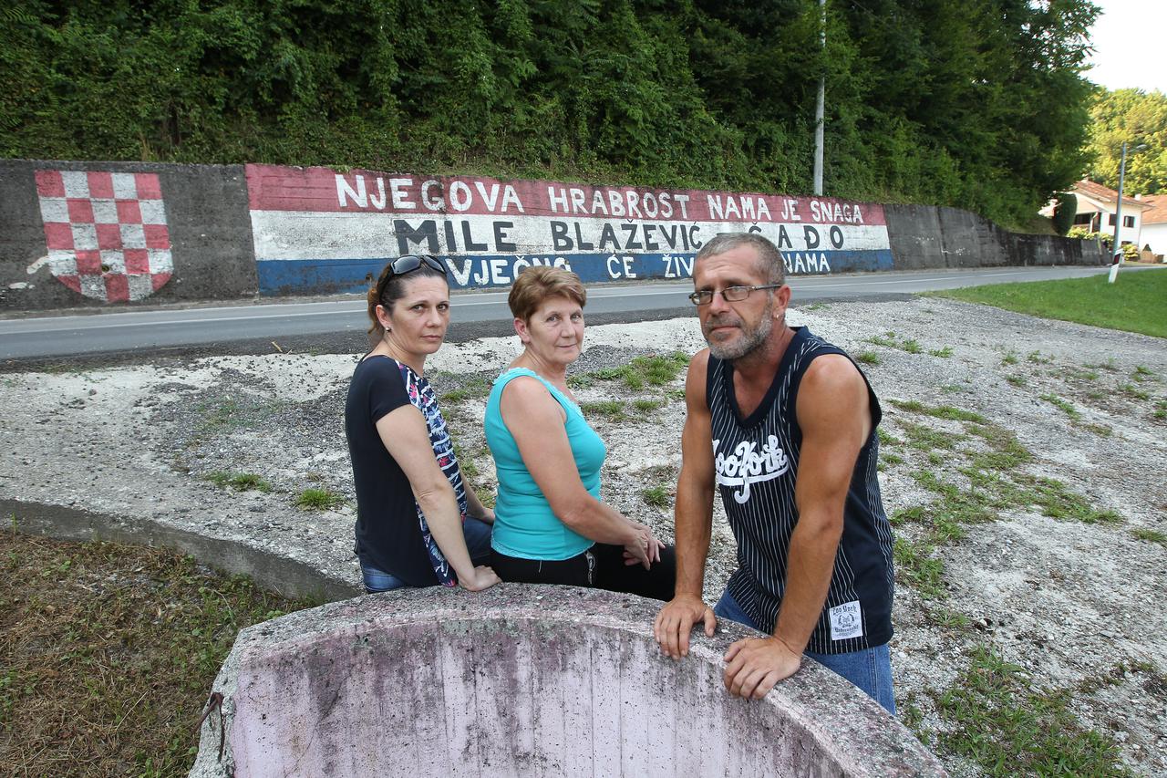 22.07.2016., Struga Banska- Obitelj poginulog hrvatskog branitelja Mile Blazevica Cadje. Zena Milka, kci Katarina i sin Matija. Photo: Boris Scitar/Vecernji list/PIXSELL
