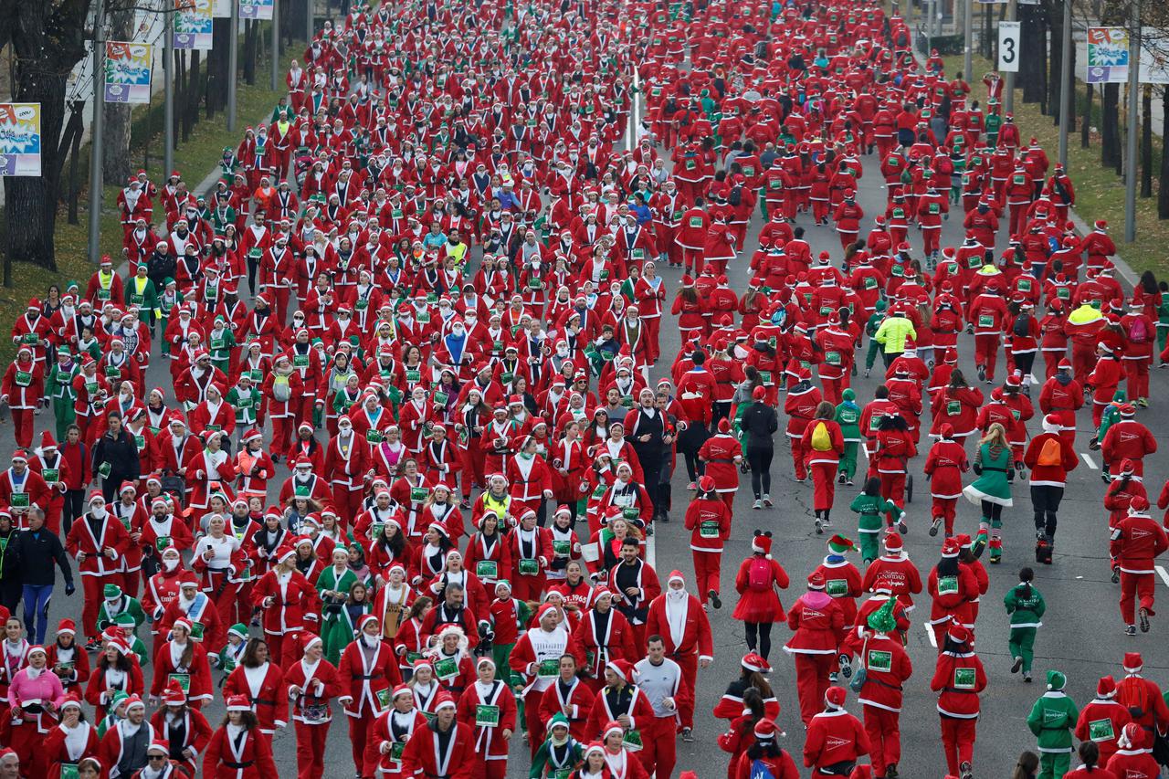 Tisuće Djedova Božićnjaka u humanitarnoj utrci