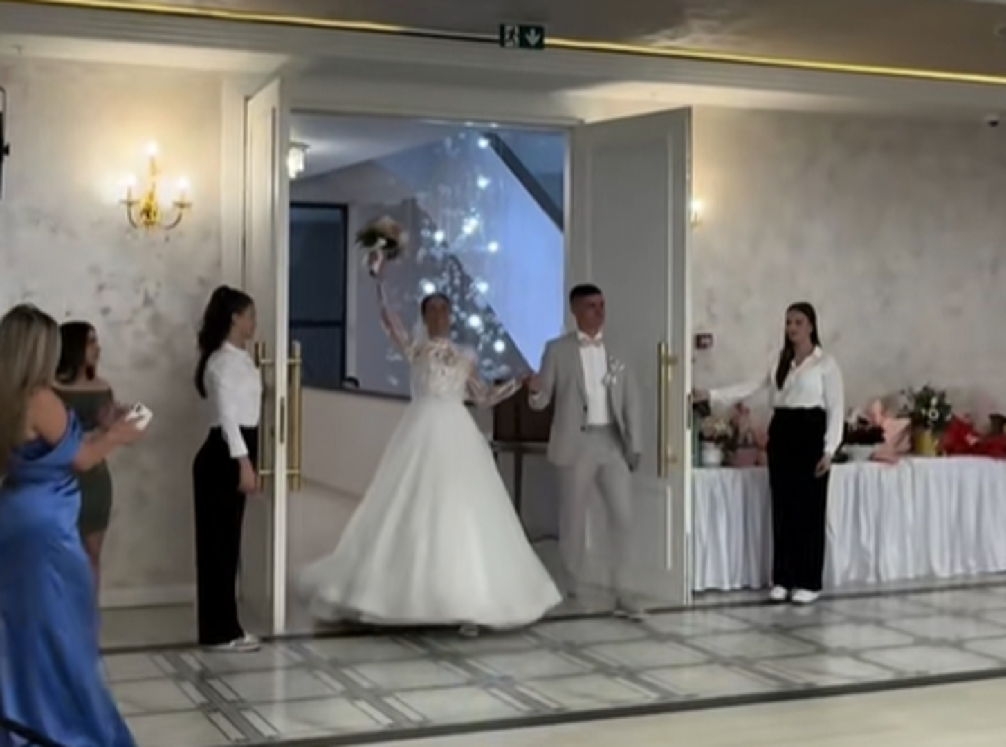 Mladoženja oduševio odabirom pjesme - Mladoženja na svadbenom slavlju izabrao je pjesmu koja je iznenadila goste i sve prisutne. Pjesma je imala emotivnu i osobnu poveznicu, a mladoženja je rekao da je oduvijek želio odabrati taj hit, ali nije imao hrabrosti sve do svog vjenčanja. Naime, mladenci su ušli u salu uz tonove pjesme Lige prvaka. 