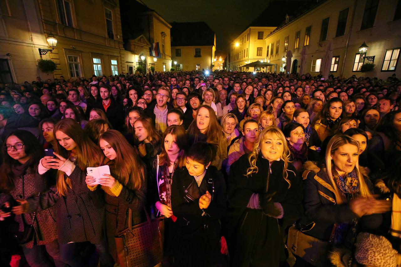 20.10.2015., Zagreb, Trg svete Katarine - Koncert duhovne glazbe u organizacije molitvene zajednice Srce Isusovo. Na koncert su nastupili Alen Hrzica , sestre Palic, sestre Husar, Nina Badric i drugi uz pratnju benda Ante Gela. Photo: Jurica Galoic/PIXSEL