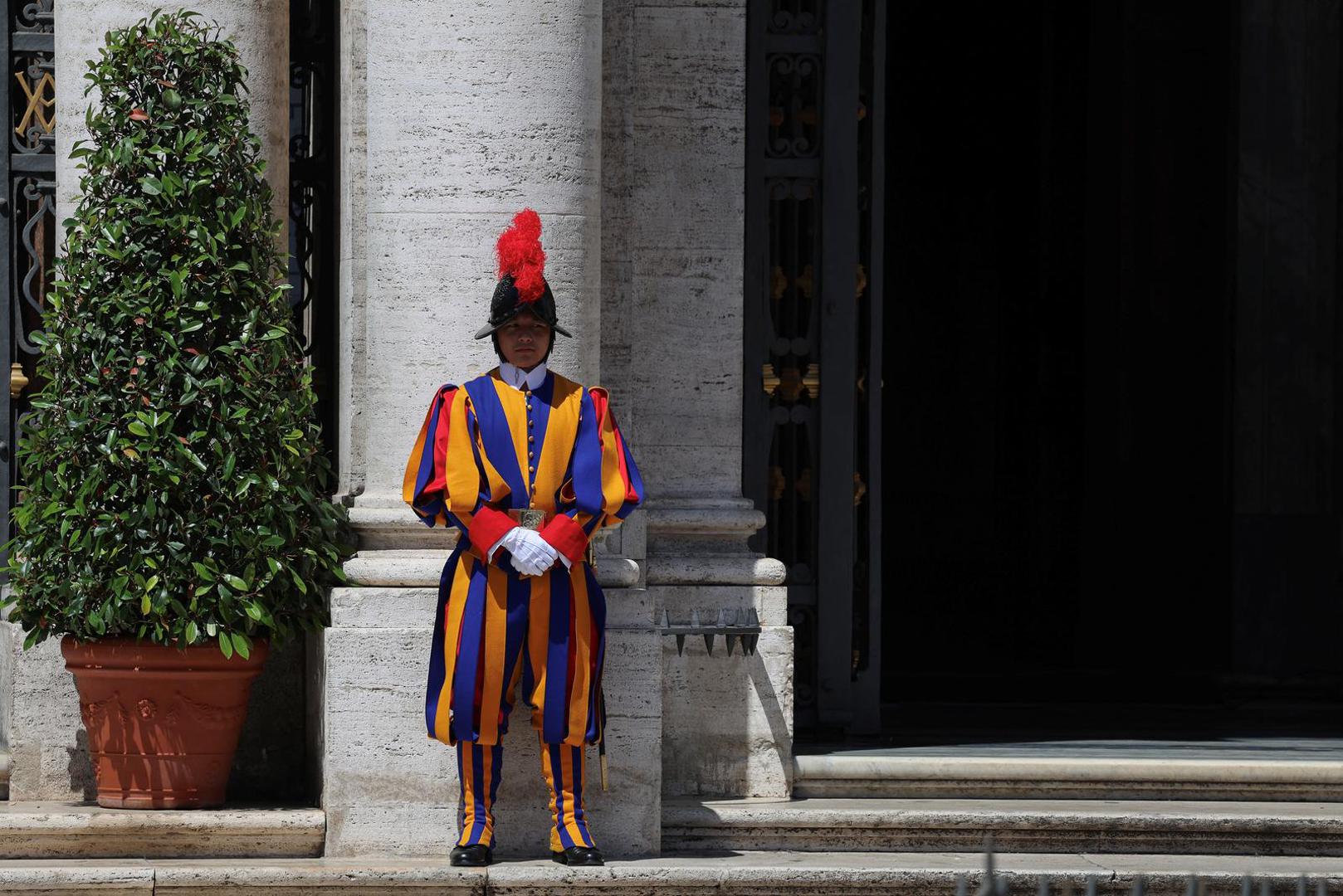 Obuka za nove pripadnike Švicarske garde podijeljena je u dva dijela i traje ukupno dva mjeseca. Prvi dio regruti prolaze u švicarskom centru za obuku policije i vojske.

