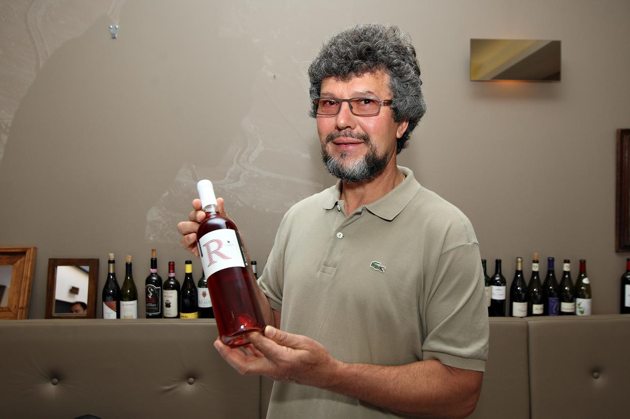 10.05.2012., Zagreb - Vinar Frano Milos sazvao je u restoranu Apetit city konferenciju za medije povodom neprolaska njegovog vina kod komisije za organolepticko ocjenjivanje. Frane Milos drzi bocu vina Stagnum rose.  Photo: 