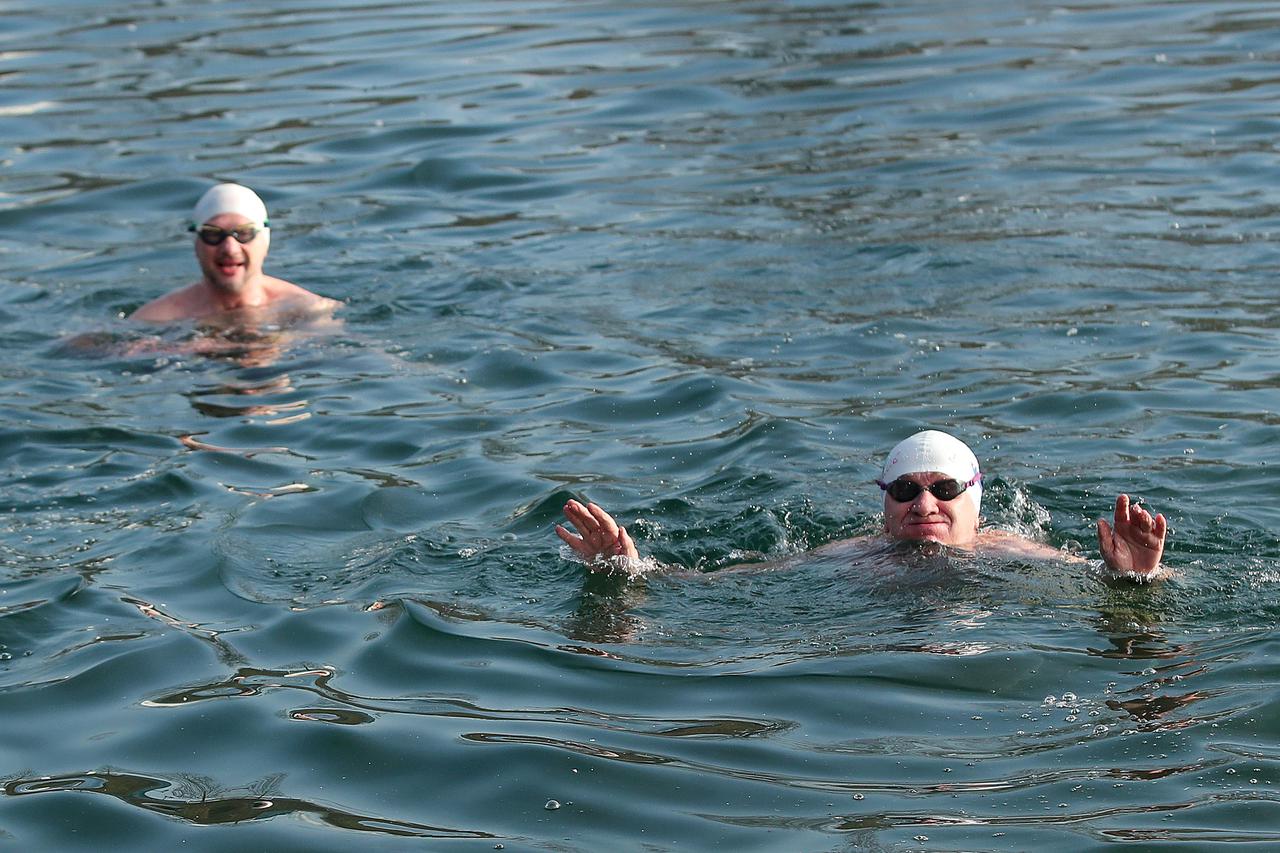 Zagreb: Ispraćaj stare 2021. godine tradicionalnim kupanjem u hladnom jezeru Jarun