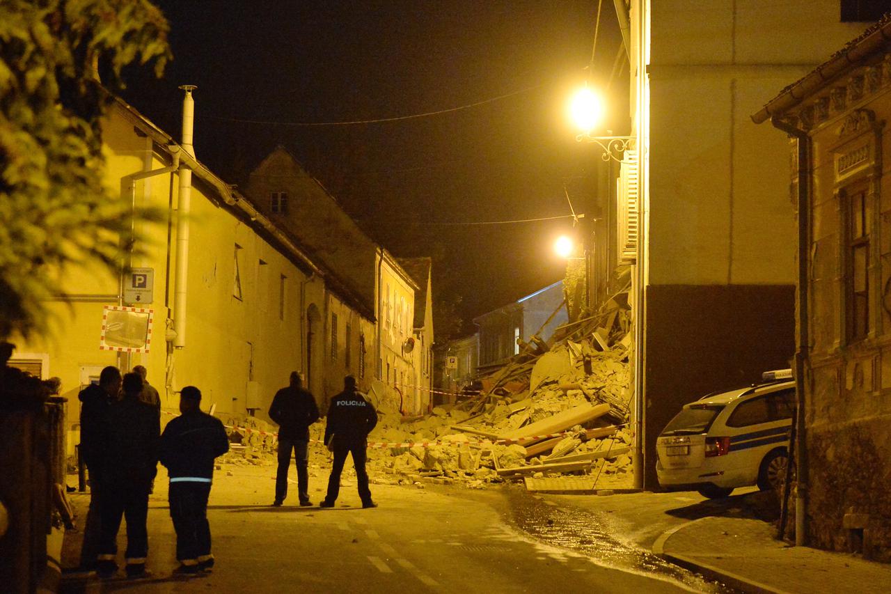 07.11.2016., Varazdinske toplice - U ulici Brace Radica u vecernjim satima doslo do eksplozije u kuci u kojoj je jedna osoba smrtno stradala, a cetiri osobe su ozlijedjene te izvan zivotne opasnost. Policijski ocevid je u tijeku.  Photo: Marko Lukunic/PIX