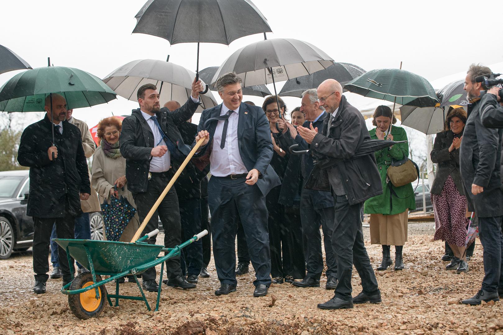 Premijer Plenković položio je kamen temeljac za novu školu, a unatoč kiši i lošem vremenu bez ustručavanja uhvatio se lopate. 