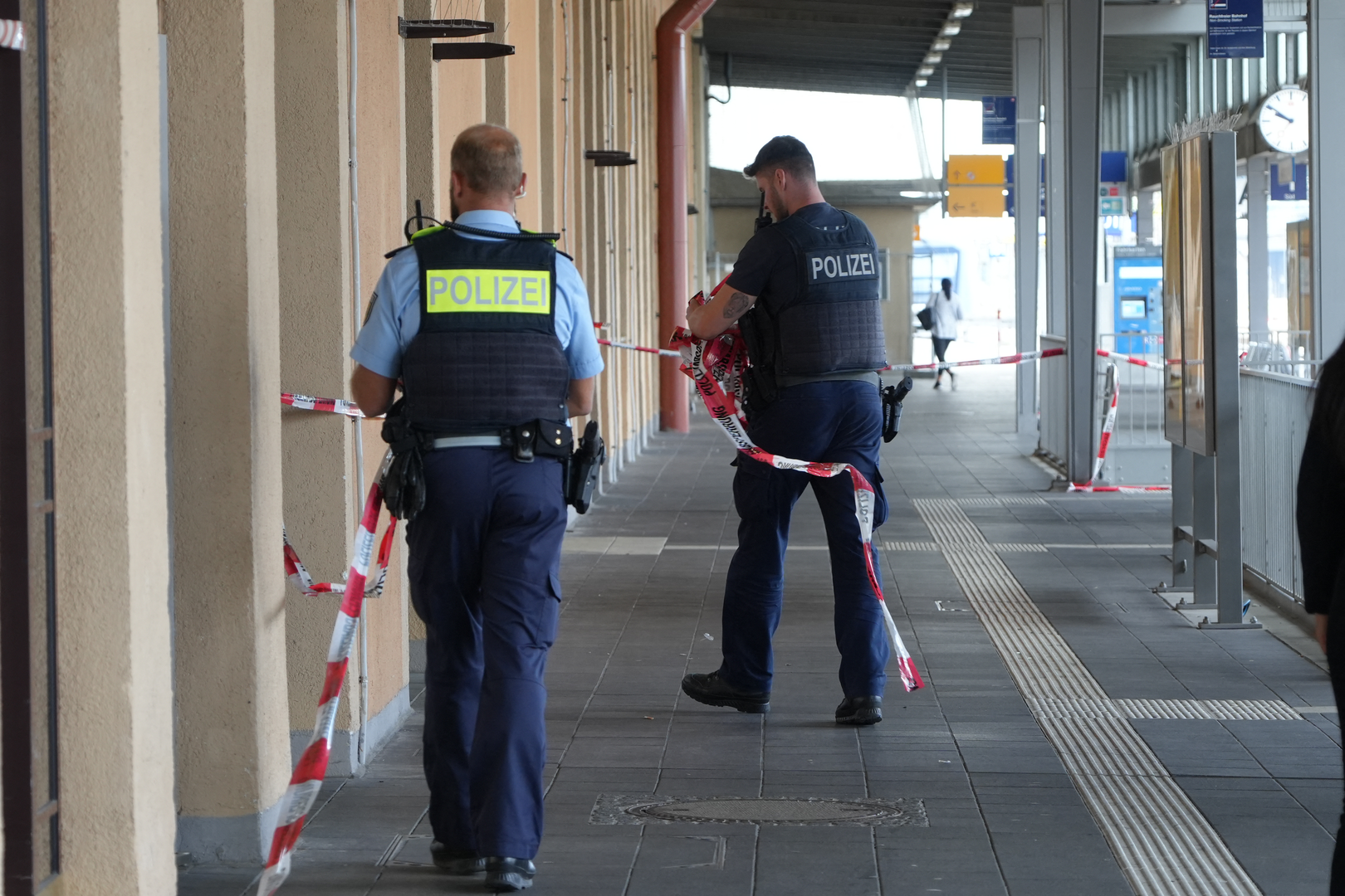 "Željeznički promet je prekinut", objavila je policija na društvenoj platformi X.

