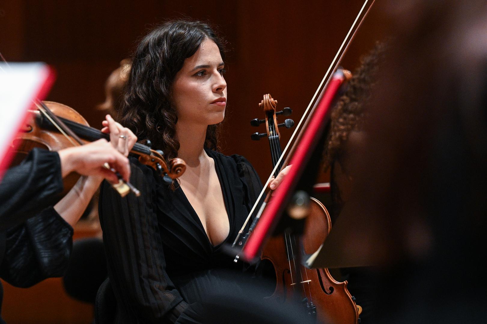 Koncert Brucknerove Treće još je jedna potvrda umjetničke orijentacije Zagrebačke filharmonije u sezoni 2026./27., u kojoj veliki simfonijski repertoar i vrhunski međunarodni umjetnici ostaju njezina programska okosnica. Istodobno, Filharmonija nastavlja graditi odnos s publikom u kojem koncert nije samo glazbeni događaj, nego iskustvo koje se pamti i nakon posljednjeg tona