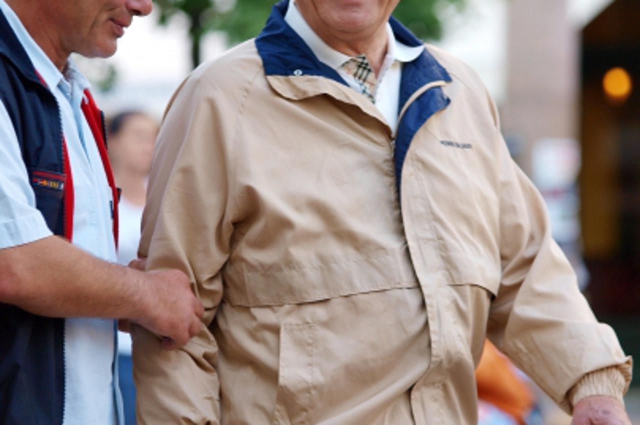 '29.05.2011., Cvjetni trg, Zagreb - Miroslav Ciro Blazevic srevsi kolegu na Cvjetnom trgu i primjetivsi fotoreportere nabacio je veliki osmjeh. Photo: Borna Filic/PIXSELL '