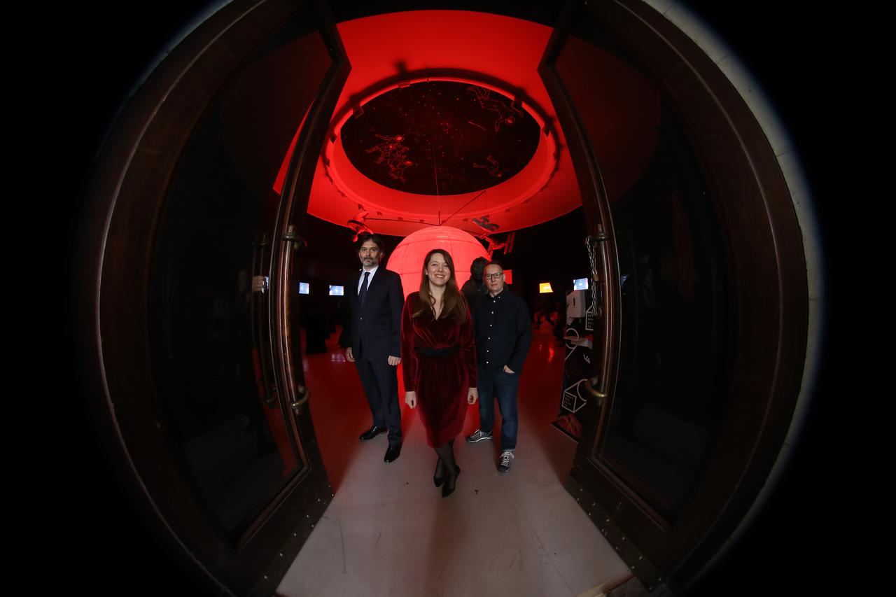 Dražen Klarić, glavni urednik Večernjeg lista, kustosica Anita Ruso i Damir Kanaet, izvršni producent izložbe.