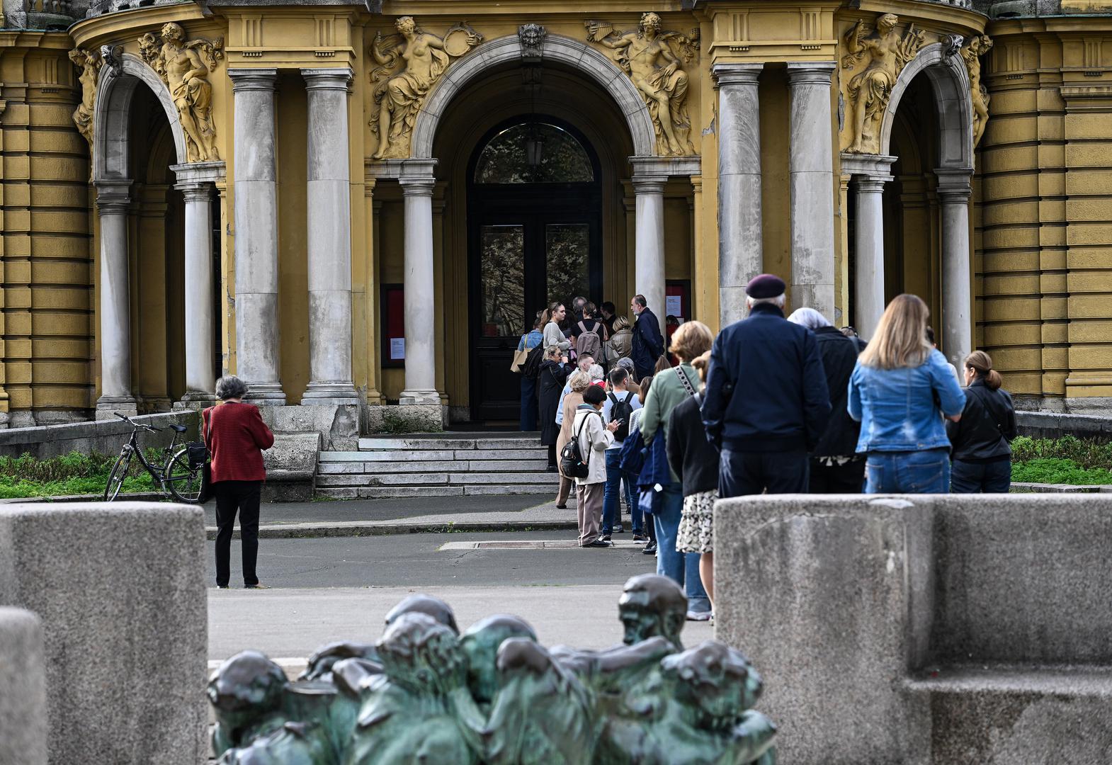 Pojedinačni kupac može kupiti najviše pet ulaznica putem blagajne ili mrežne stranice, a djeca starija od 5 godina moraju imati vlastitu ulaznicu. Očekuje se da će karte za “Orašara”, kao i svake godine, planuti u rekordnom roku

