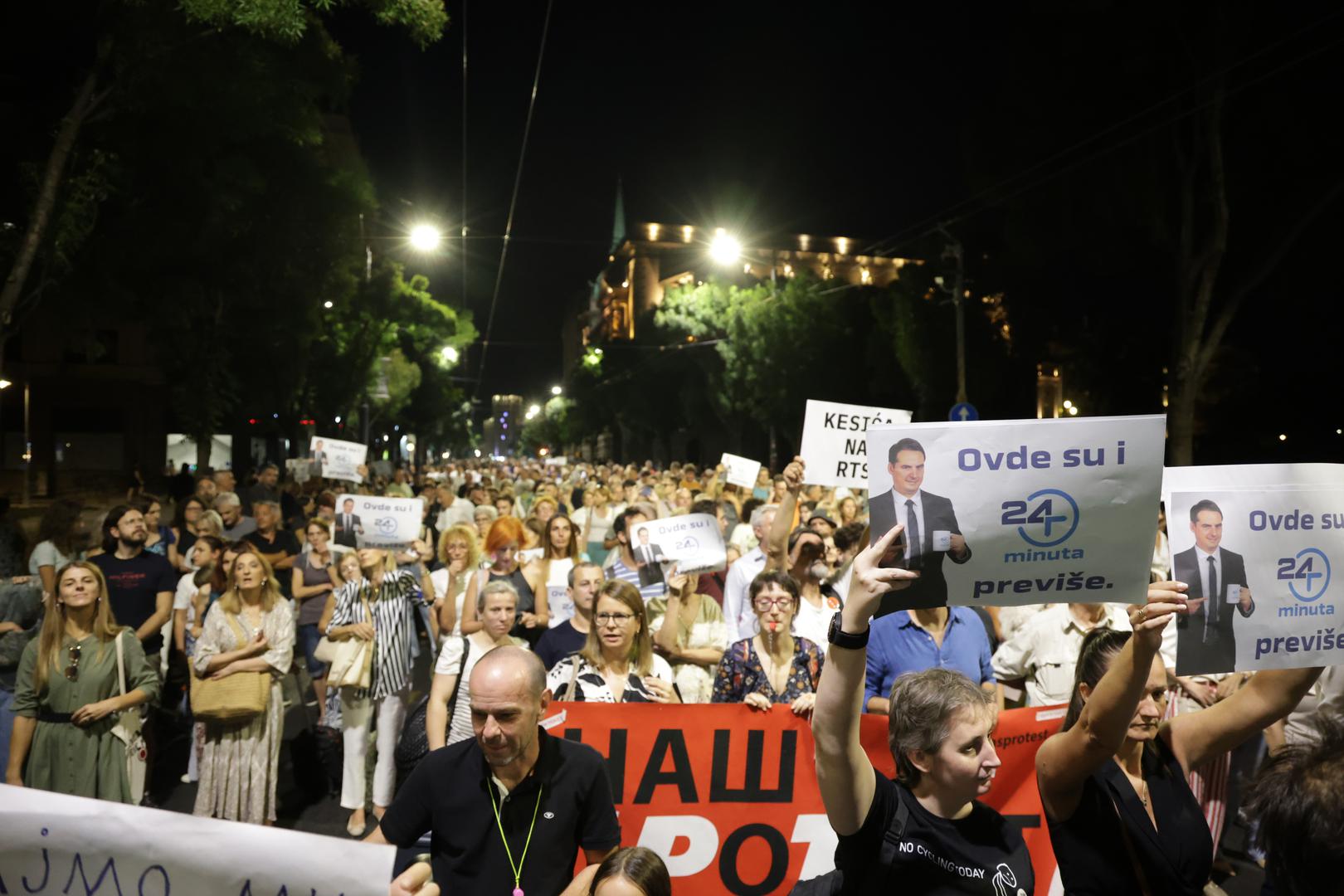 U Beogradu je u četvrtak održan skup podrške ekipi satirične emisije „24 minuta sa Zoranom Kesićem“, nakon odluke da se emisija više ne emitira na televiziji Nova S.