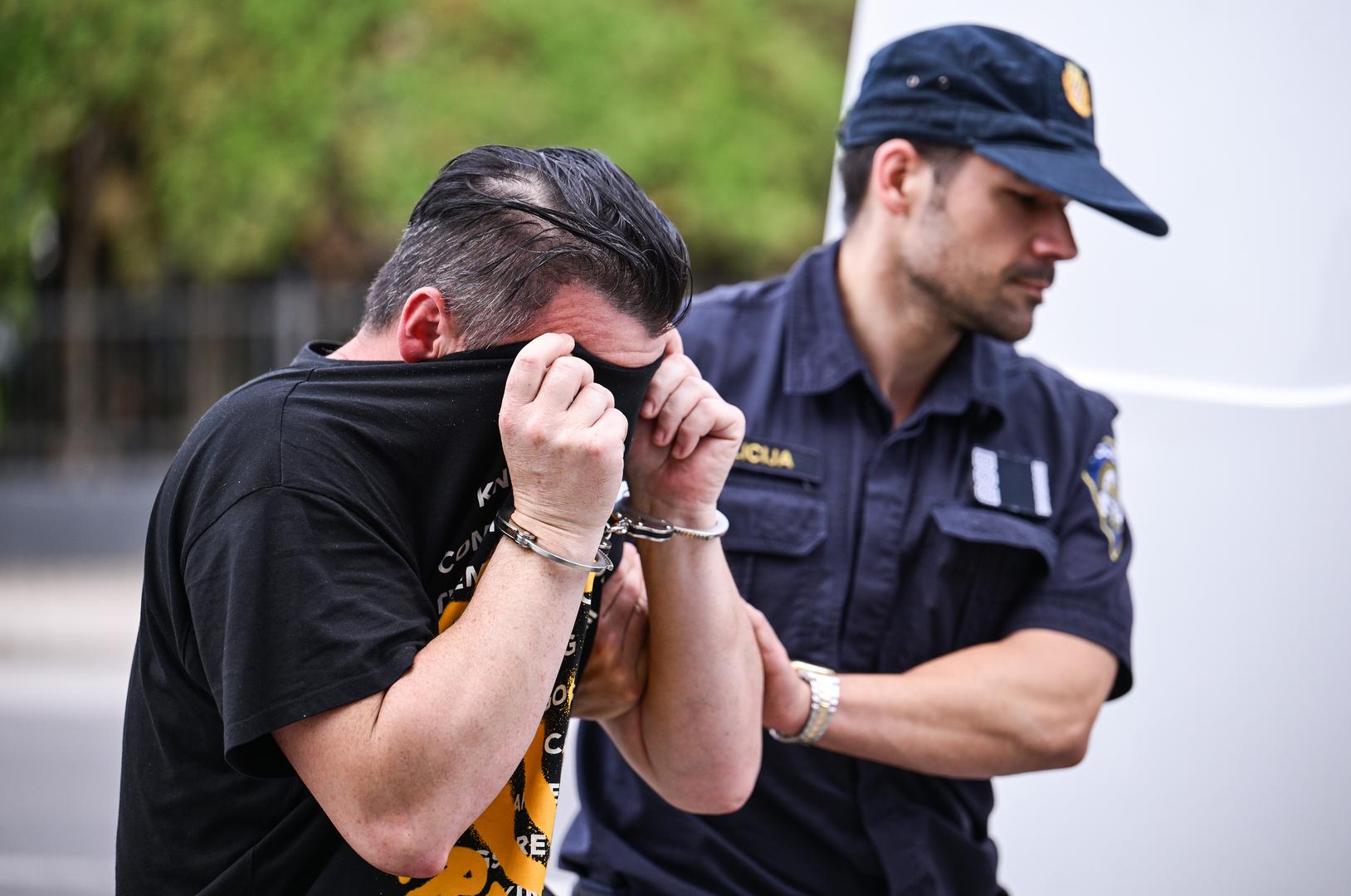 Jutarnji list piše da je u pitanju dugovanje od oko 1.000 eura.