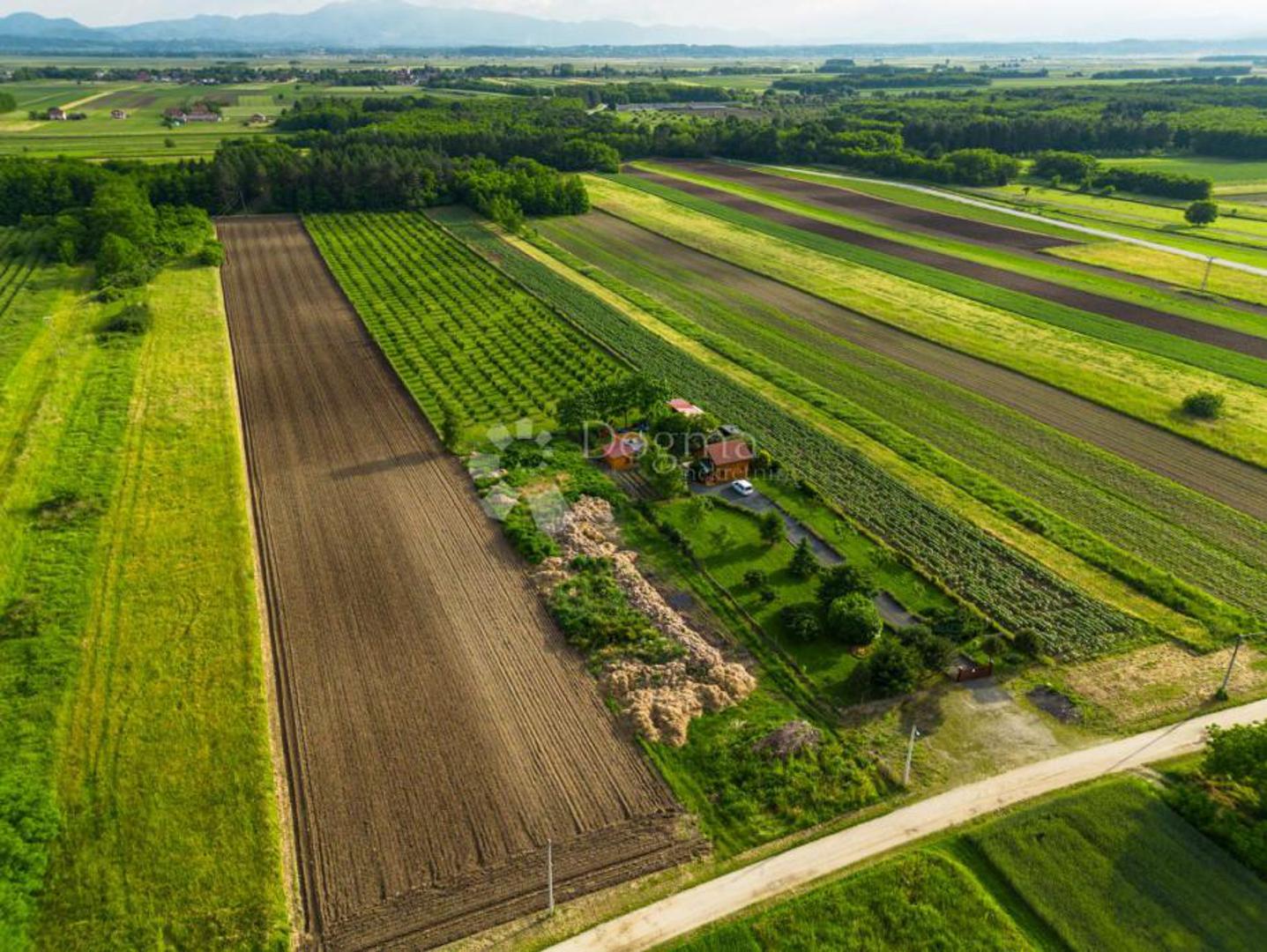 Ova autentična kuća površine 70 m² idealna je za one koji traže utočište u prirodi, bilo za osobno opuštanje ili kao isplativu turističku investiciju. 
